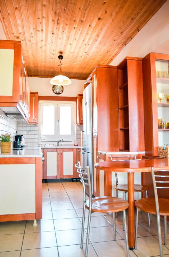 Spacious & Bright Flat With Balcony ลาวริออน ภายนอก รูปภาพ