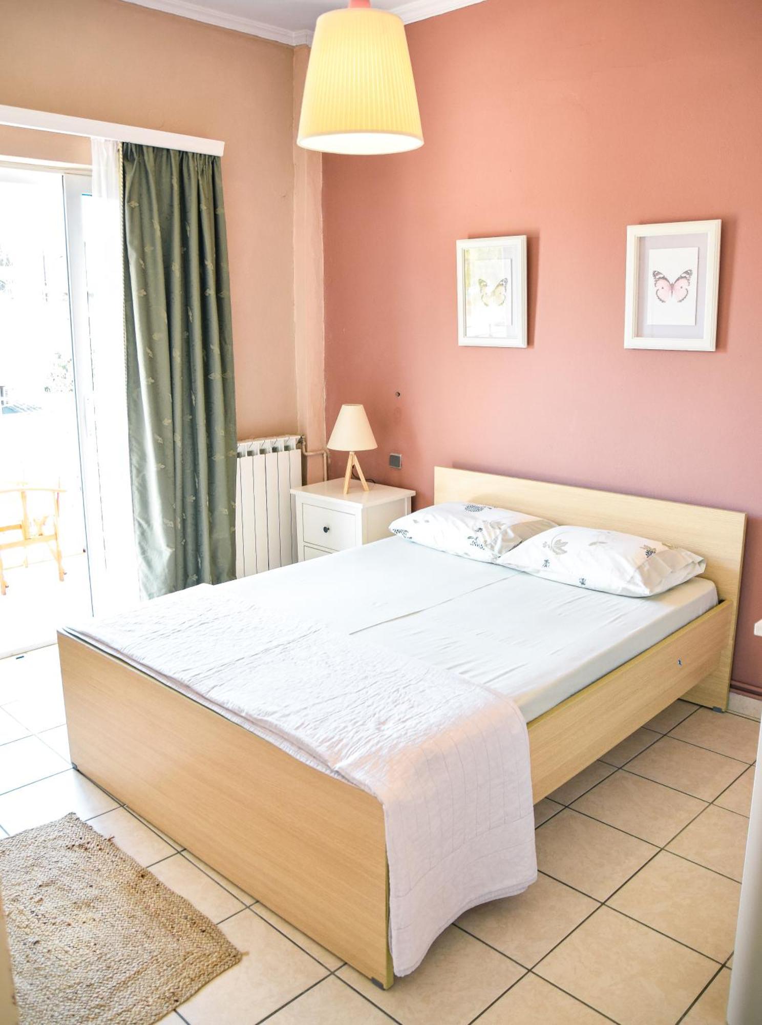 Spacious & Bright Flat With Balcony ลาวริออน ภายนอก รูปภาพ
