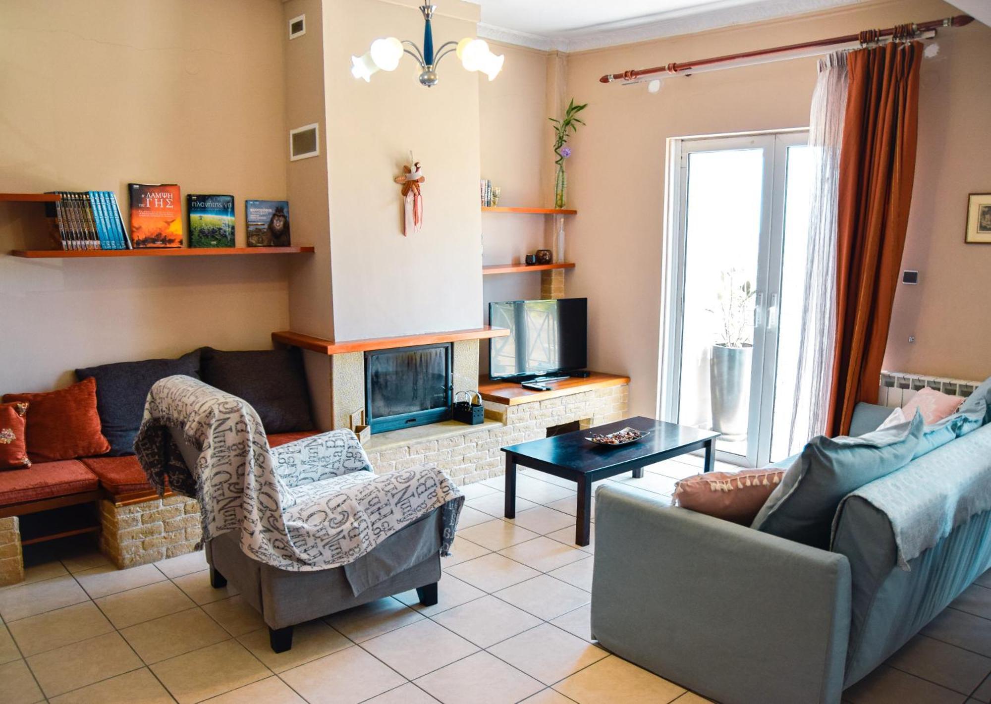 Spacious & Bright Flat With Balcony ลาวริออน ภายนอก รูปภาพ
